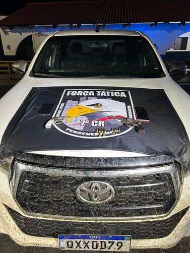 Dois suspeitos morrem em confronto com a Força Tática durante operação contra facções em Tangará da Serra 84 Confronto ocorreu após perseguição na zona rural; veículo roubado, armas e celulares foram apreendidos. Operação Tolerância Zero segue com apoio da 16ª CIPM