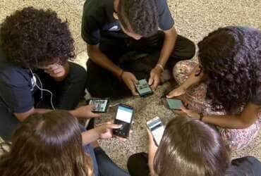 como vídeos e comentários postados na internet podem influenciar os interesses e comportamentos individuais