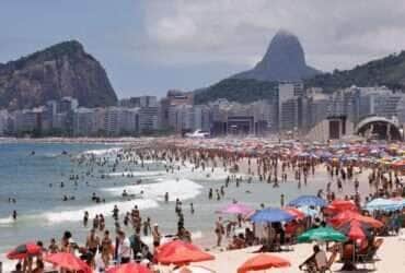 Rio de Janeiro(RJ), 31/12/2024 - Praia cheia com palcos montados na areia da Praia de Copacabana no último dia do ano.  Foto: Tânia Rêgo/Agência Brasil
