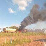 Princípio de incêndio atinge carreta carregada com calcário na BR-163 em Sorriso