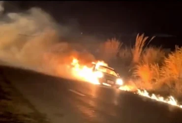 Carro pega fogo na MT-249 e é destruído pelas chamas em Mato Grosso