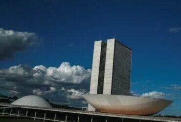A cúpula menor, voltada para baixo, abriga o Plenário do Senado Federal. A cúpula maior, voltada para cima, abriga o Plenário da Câmara dos Deputados