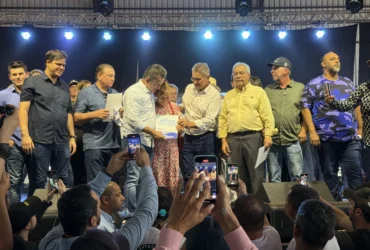 Famílias de Rondonópolis recebem escrituras definitivas de imóveis
