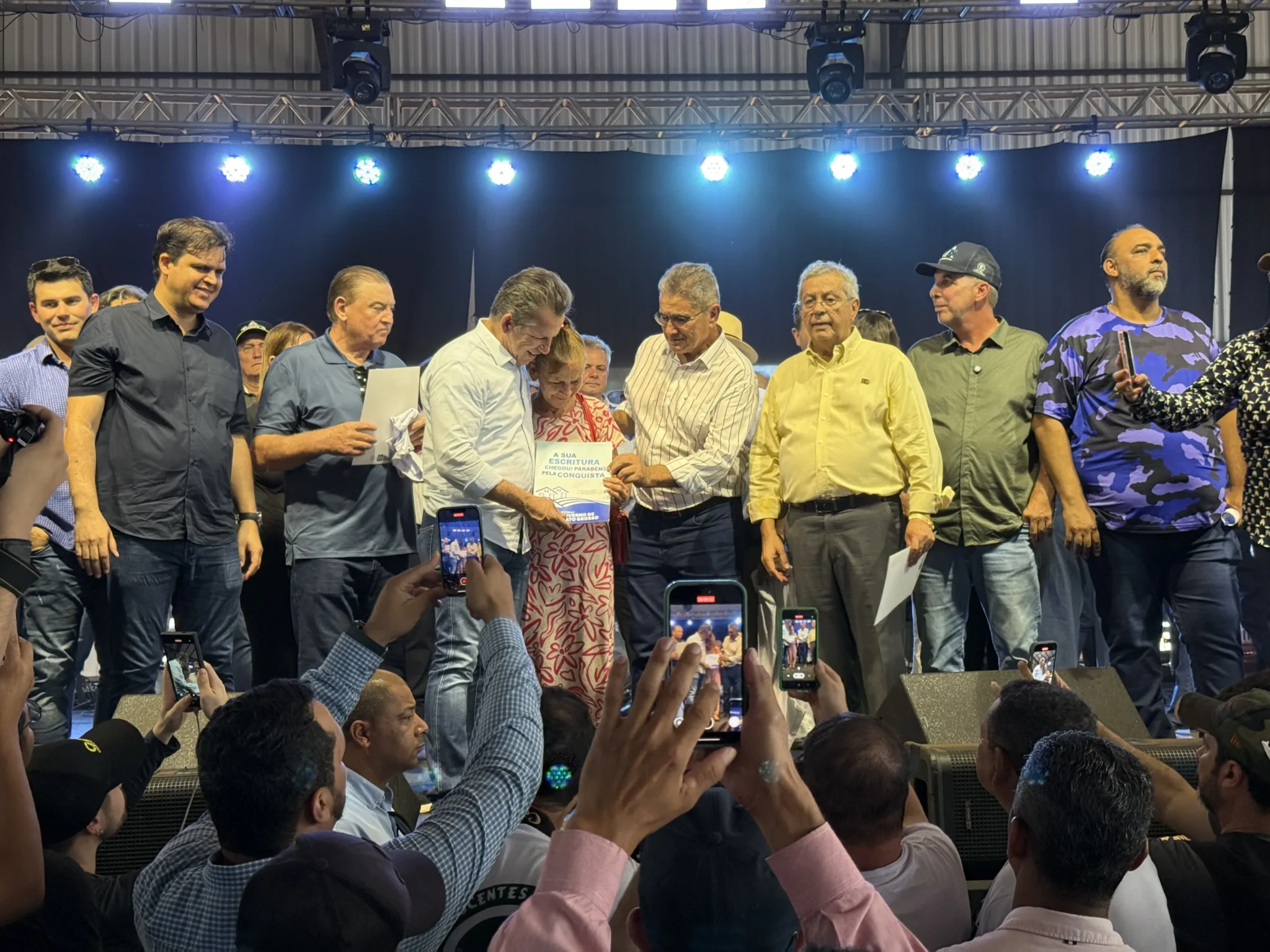 Famílias de Rondonópolis recebem escrituras definitivas de imóveis