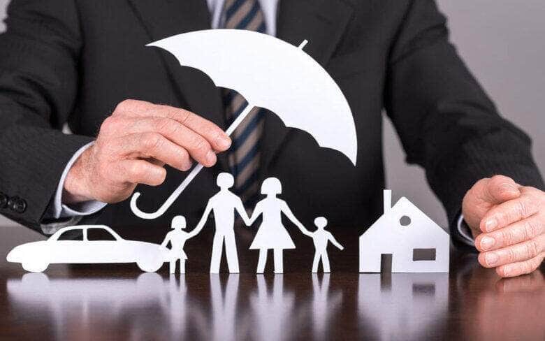 holding-proteção-Foto de empresário