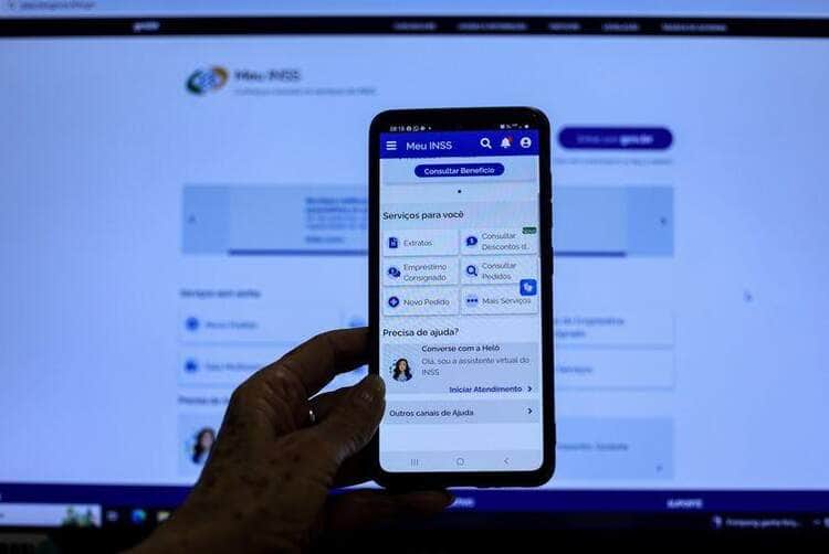 Brasília (DF), 14/05/2025 - Aposentada Neide Maria, recebeu o aviso no APP meu INSS, que teve desconto associativo nos últimos 5 anos. A partir desta quarta-feira (14), os aposentados e pensionistas do Instituto Nacional do Seguro Social (INSS) podem requerer a devolução de valores descontados indevidamente nos últimos anos. O pedido deve ser feito por meio do aplicativo Meu INSS, pelo site de mesmo nome ou pelo telefone 135. Foto: Joédson Alves/Agência Brasil