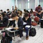 Brasília (DF), 24/10/2024 - Alunos do colégio Galois em sala de aula na preparação dos últimos dias antes da prova do Enem 2024.  Foto: José Cruz/Agência Brasil