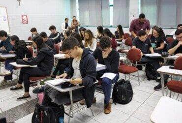 Brasília (DF), 24/10/2024 - Alunos do colégio Galois em sala de aula na preparação dos últimos dias antes da prova do Enem 2024.  Foto: José Cruz/Agência Brasil