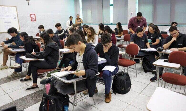 Brasília (DF), 24/10/2024 - Alunos do colégio Galois em sala de aula na preparação dos últimos dias antes da prova do Enem 2024.  Foto: José Cruz/Agência Brasil