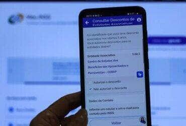 Brasília (DF), 14/05/2025 - Aposentada Neide Maria, recebeu o aviso no APP meu INSS, que teve desconto associativo nos últimos 5 anos.
A partir desta quarta-feira (14), os aposentados e pensionistas do Instituto Nacional do Seguro Social (INSS) podem requerer a devolução de valores descontados indevidamente nos últimos anos. O pedido deve ser feito por meio do aplicativo Meu INSS, pelo site de mesmo nome ou pelo telefone 135.
Foto: Joédson Alves/Agência Brasil