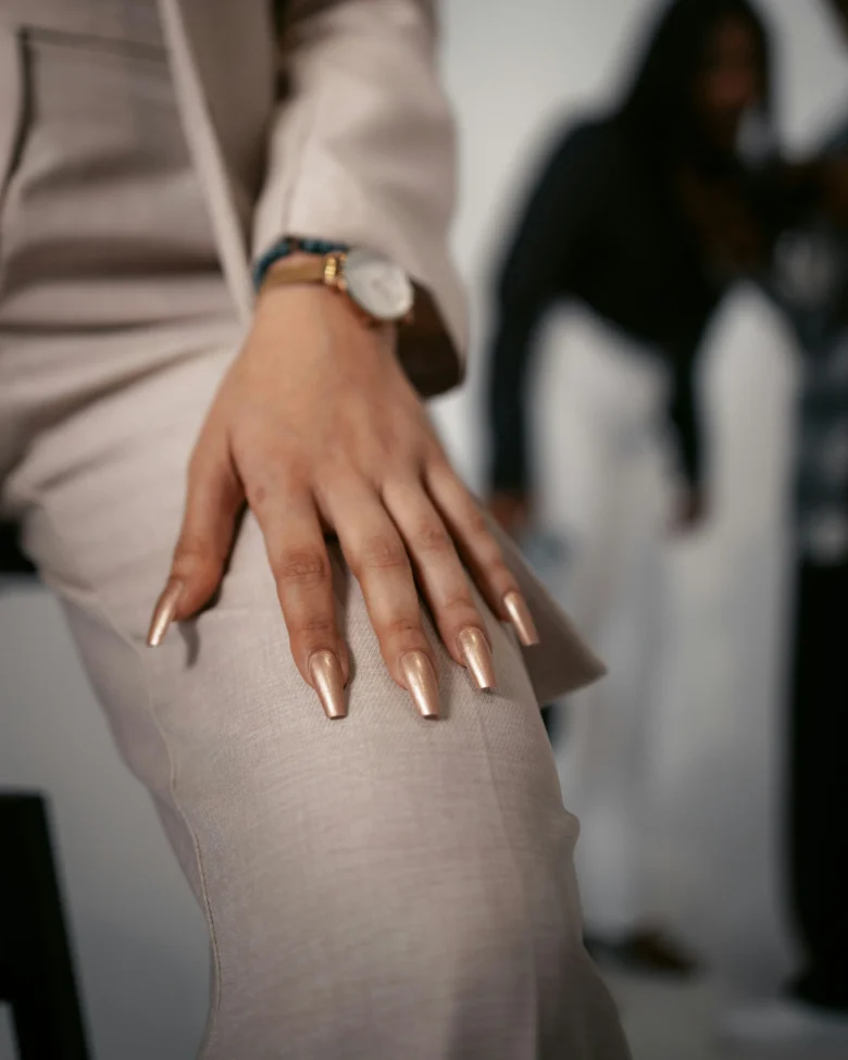 manicure-dourada-destaque