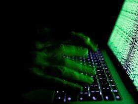 Imagem ilustrativa mostra homem digitando código em computador. 01/03/2017 Reuters/Kacper Pempel/Proibida reprodução