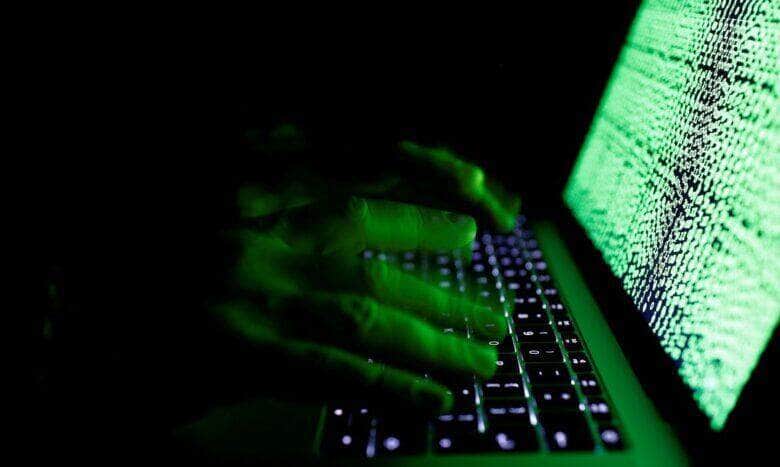 Imagem ilustrativa mostra homem digitando código em computador. 01/03/2017 Reuters/Kacper Pempel/Proibida reprodução