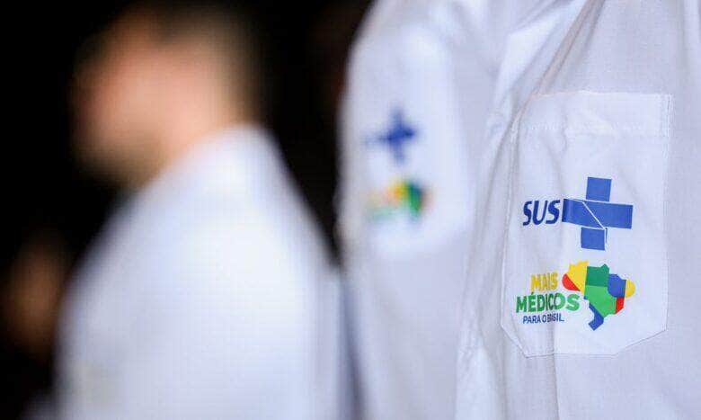 Brasília (DF), 17/03/2025 - Detalhe do uniforma de um médico durante anúncio do ministro da Saúde Alexandre Padilha sobre a expansão do programa mais médicos com a oferta de novas vagas no primeiro edital de 2025. Foto: Marcelo Camargo/Agência Brasil