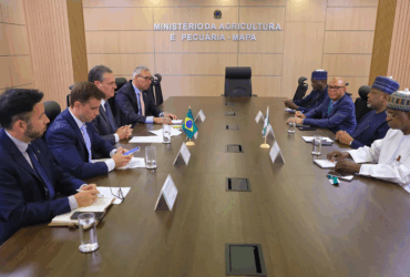 Ministro Fávaro recebe autoridades nigerianas para discutir cooperação agropecuária