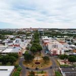 Hilux capota após colisão em cruzamento movimentado de Nova Mutum