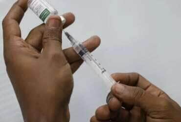 Rio de Janeiro (RJ), 24/04/2025 – Vacinação de pacientes em campanha contra a Influenza (gripe) no Super Centro Carioca de Saúde, em Benfica. Foto: Fernando Frazão/Agência Brasil