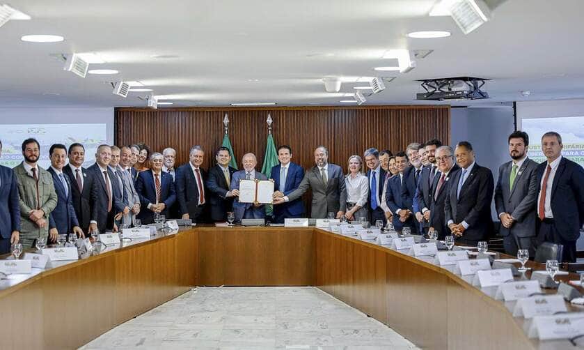 Brasília (DF), 21/05/2025 - Presidente da República, Luiz Inácio Lula da Silva, durante reunião com o Ministro de Minas e Energia, Alexandre Silveira, e Ministra da Secretaria de Relações Institucionais, Gleisi Hoffmann, no Palácio do Planalto. Foto: Ricardo Stuckert/PR