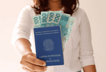 trabalhador carteira dinheiro