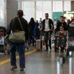 Transporte aéreo de passageiros já é 4% superior ao período pré-pandemia -