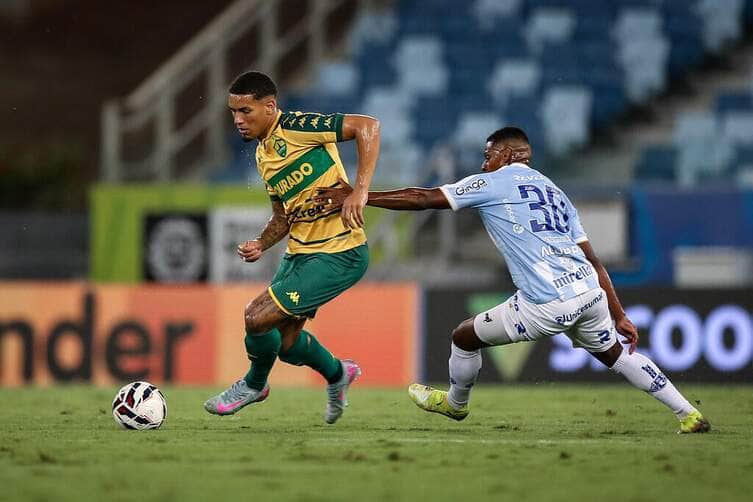 Lance de Cuiabá x Paysandu. Imagem: AssCom Dourado Lance de Cuiabá x Paysandu. Imagem: AssCom Dourado