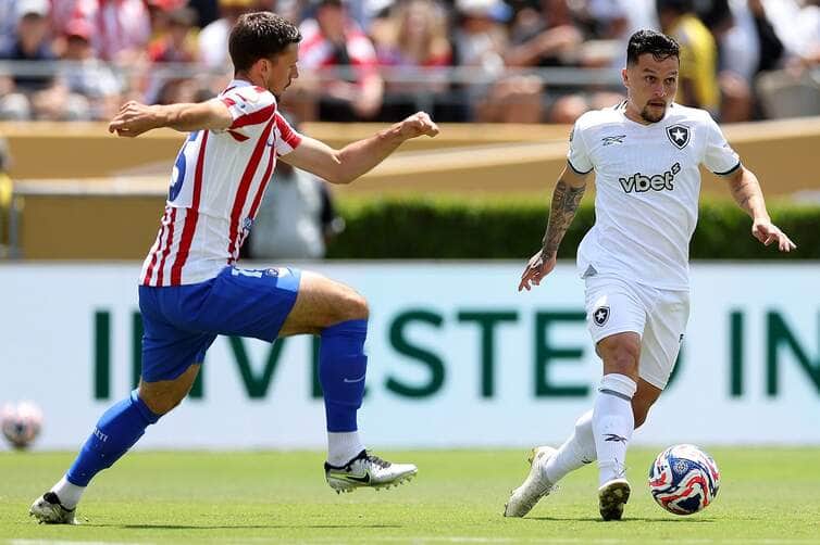 Disputa de bola no jogo entre Botafogo x Atlético de Madrid. Imagem: Vitor Silva/BFR
