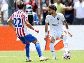 Disputa de bola no jogo entre Botafogo x Atlético de Madrid. Imagem: Vitor Silva/BFR