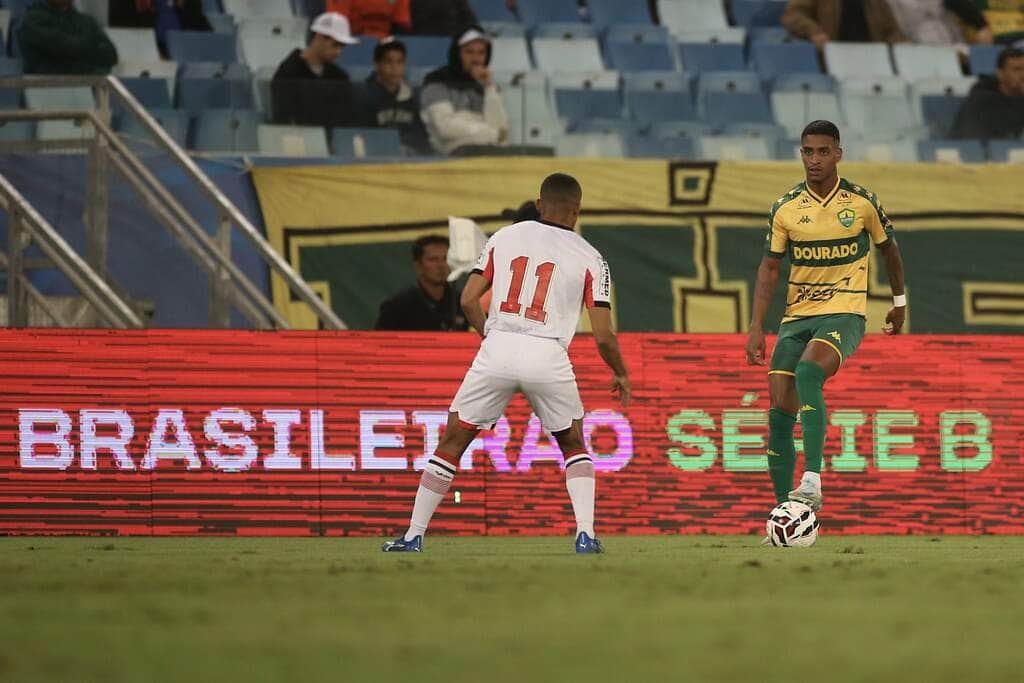 Lance de Cuiabá x Botafogo-SP. Imagem: AssCom Dourado Lance de Cuiabá x Botafogo-SP. Imagem: AssCom Dourado