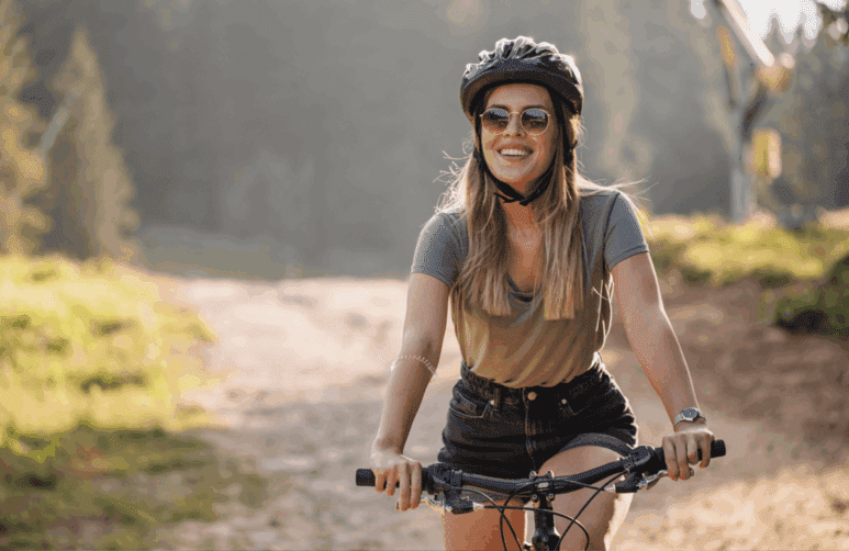 Um dia cheio de energia para este signo (quarta, 25-06) 82 Atividades físicas, mulher andando de bicicleta