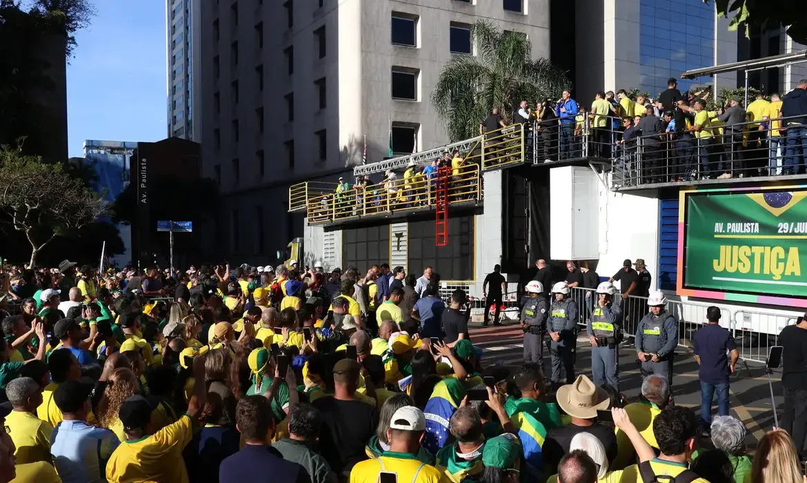 Ato reúne milhares em SP em apoio a Bolsonaro e pede anistia