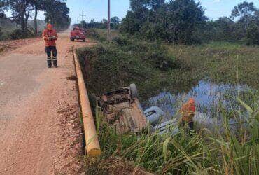 Bombeiros de Mato Grosso socorrem vitimas apos colisao de veiculo na Transpantaneira