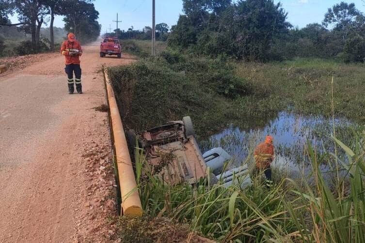 Bombeiros de Mato Grosso socorrem vitimas apos colisao de veiculo na Transpantaneira