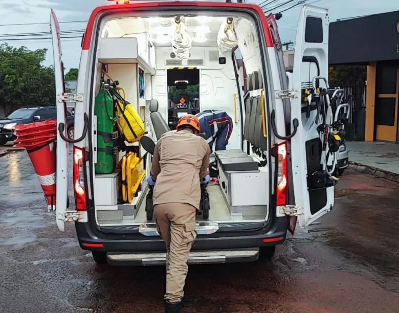 Bombeiros realizam resgate após acidente envolvendo carro de passeio em Mato Grosso