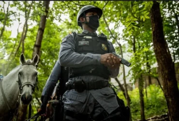 Cavalaria da PM apreende droga e detém dupla após perseguição em Nova Mutum