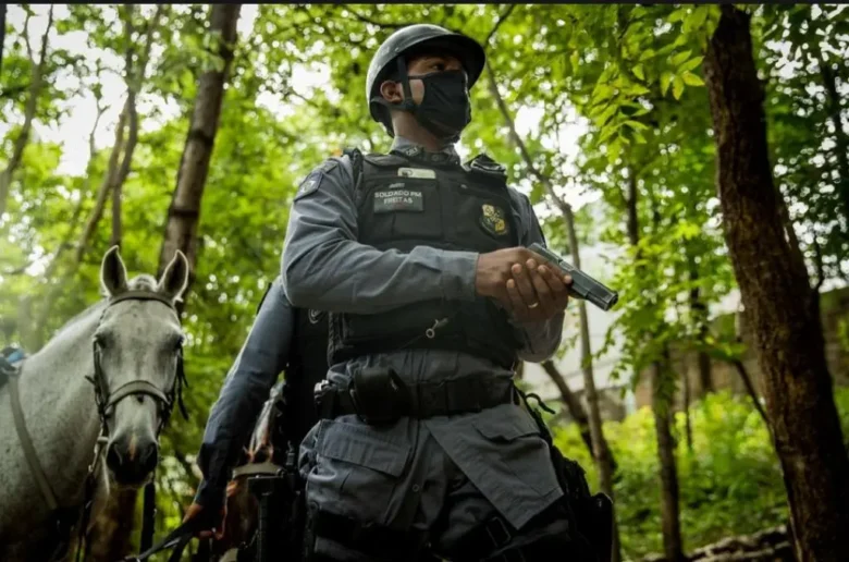 Cavalaria da PM apreende droga e detém dupla após perseguição em Nova Mutum