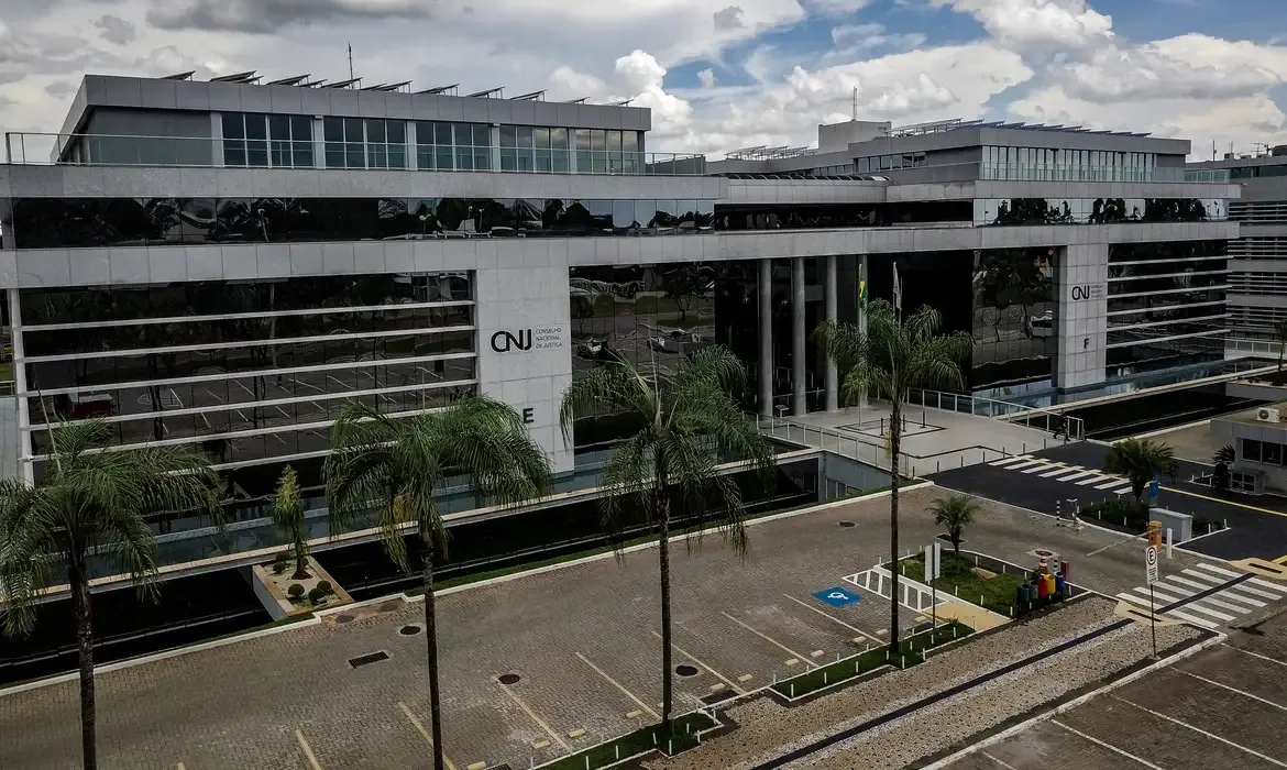 CnJ suspende promoção de juiz por vaga reservada a mulher no TJDFT