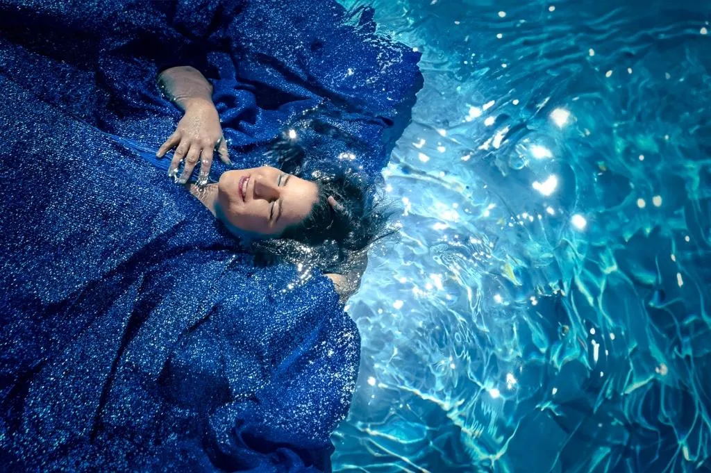 Cantora celebra álbum com show gratuito em Cuiabá