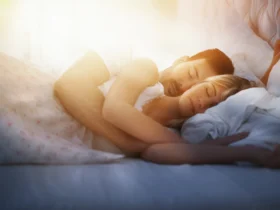 Casal dormindo na cama, Foto Canva