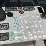 Cavalaria da PM apreende 47 porcoes de cocaina com integrante de faccao criminosa em Nova Mutum
