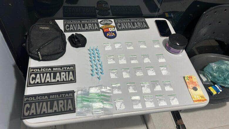 Cavalaria da PM apreende 47 porcoes de cocaina com integrante de faccao criminosa em Nova Mutum