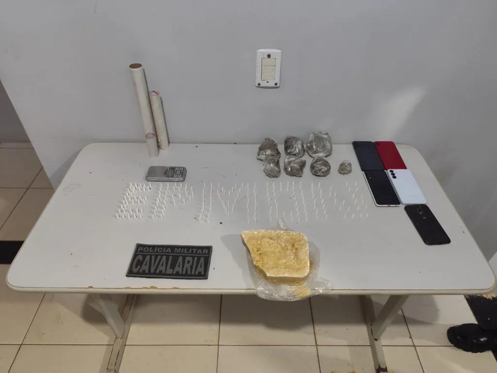 Cavalaria da PM apreende drogas e prende cinco por tráfico em operação