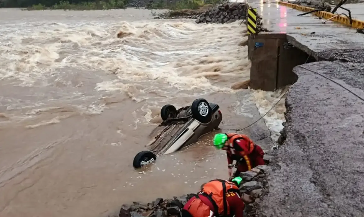 Chuvas causam mortes, desaparecidos e deixam milhares desalojados no Rio Grande do Sul