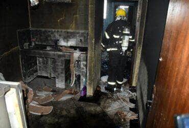 Corpo de Bombeiros de Mato Grosso combate chamas em residencia em Rondonopolis