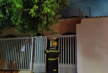 Corpo de bombeiros combate incêndio em residência no CPA 1