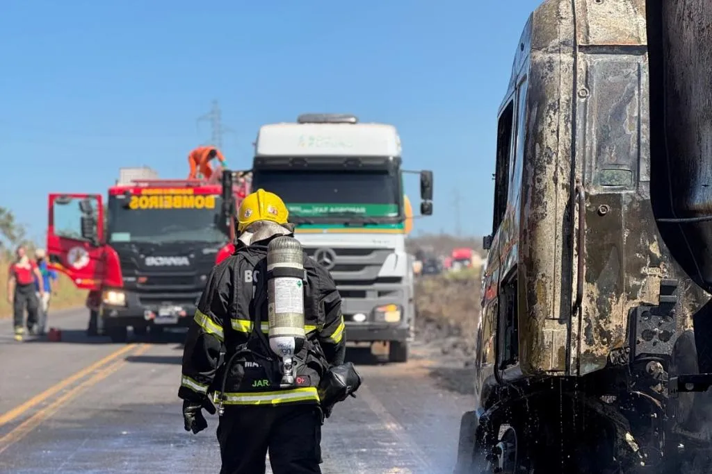 Corpo de Bombeiros utiliza 6 mil litros de água para conter incêndio em carreta
