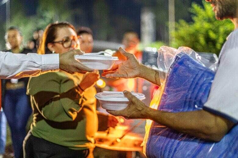 Cuiaba conclui distribuicao de marmitas e cobertores para pessoas em situacao de rua