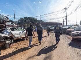 Cuiaba interdita e notifica estabelecimentos com acumulo de veiculos