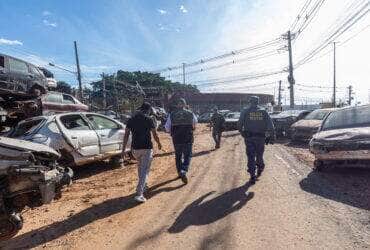 Cuiaba interdita e notifica estabelecimentos com acumulo de veiculos