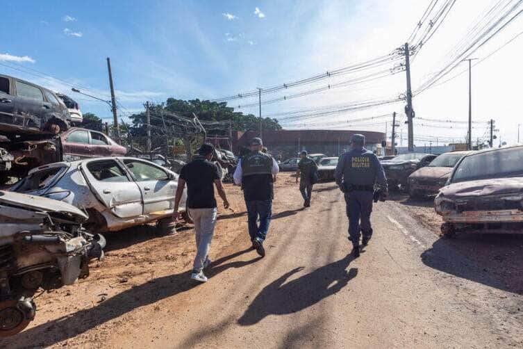 Cuiaba interdita e notifica estabelecimentos com acumulo de veiculos