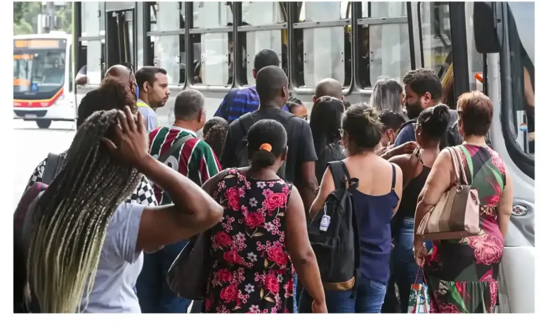 Desemprego cai para 6,2% e registra nível mais baixo desde 2012